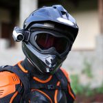 ¿Es legal llevar cámara en el casco de moto?